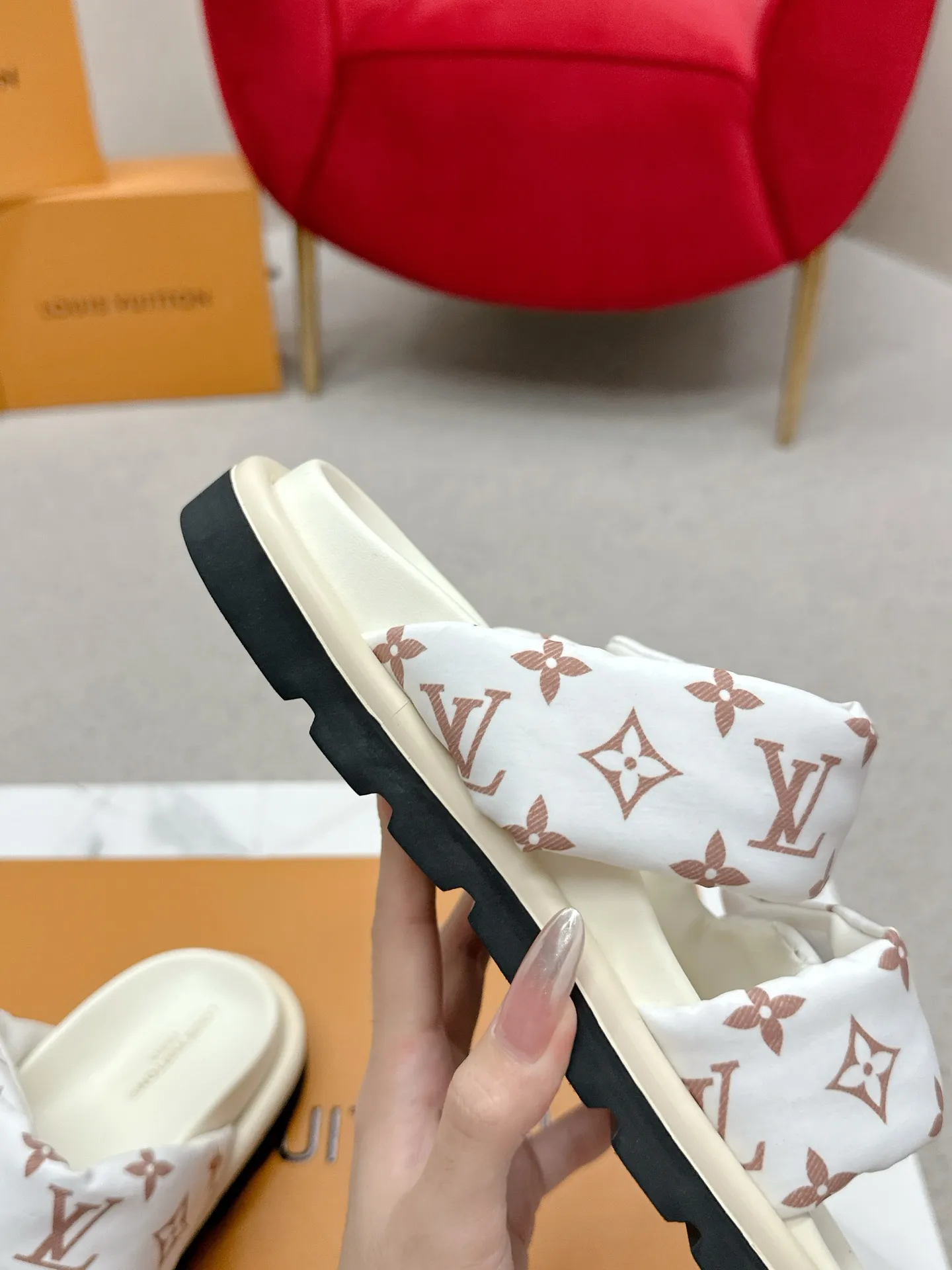 P340 yuan LV Louis Vuitton Full of high-end feel! A popular model among bloggers at home and abroad, it’s retro and fashionable, and looks stunning on your feet! Mainly recommended model on the official website★ ━━━━━ ЅᏇєєt ━━━━━ ▪️Upper: original calfskin ➕5D printing process ▪️Inner: imported mixed sheepskin ▪️Outsole: original molded foam outsole ▪️Size: Female 35-40 Men's 39-44 (women's 41 men's 45)